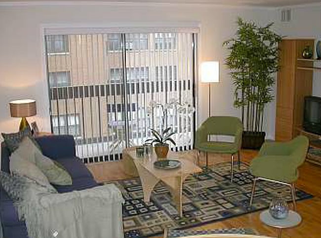 Living Room - 6102 N Sheridan Rd Unit 204