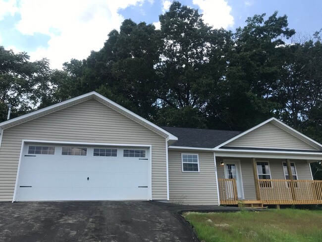 Building Photo - 3 Bedroom  2 Bathroom in White Pine
