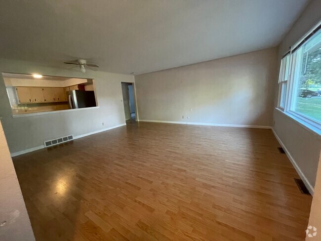 Building Photo - 4770 Greenfield Dr Unit 1 Rental