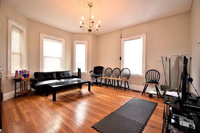 Photo - 201 Hillside St