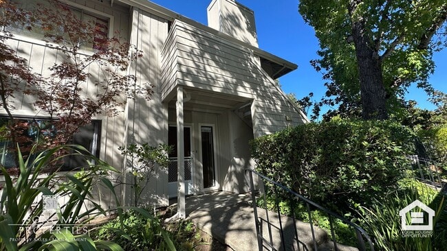 Building Photo - Updated Downtown Sonoma Condo!