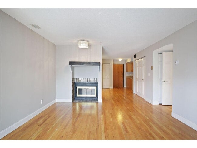 Building Photo - 232 W Franklin Ave Unit 206