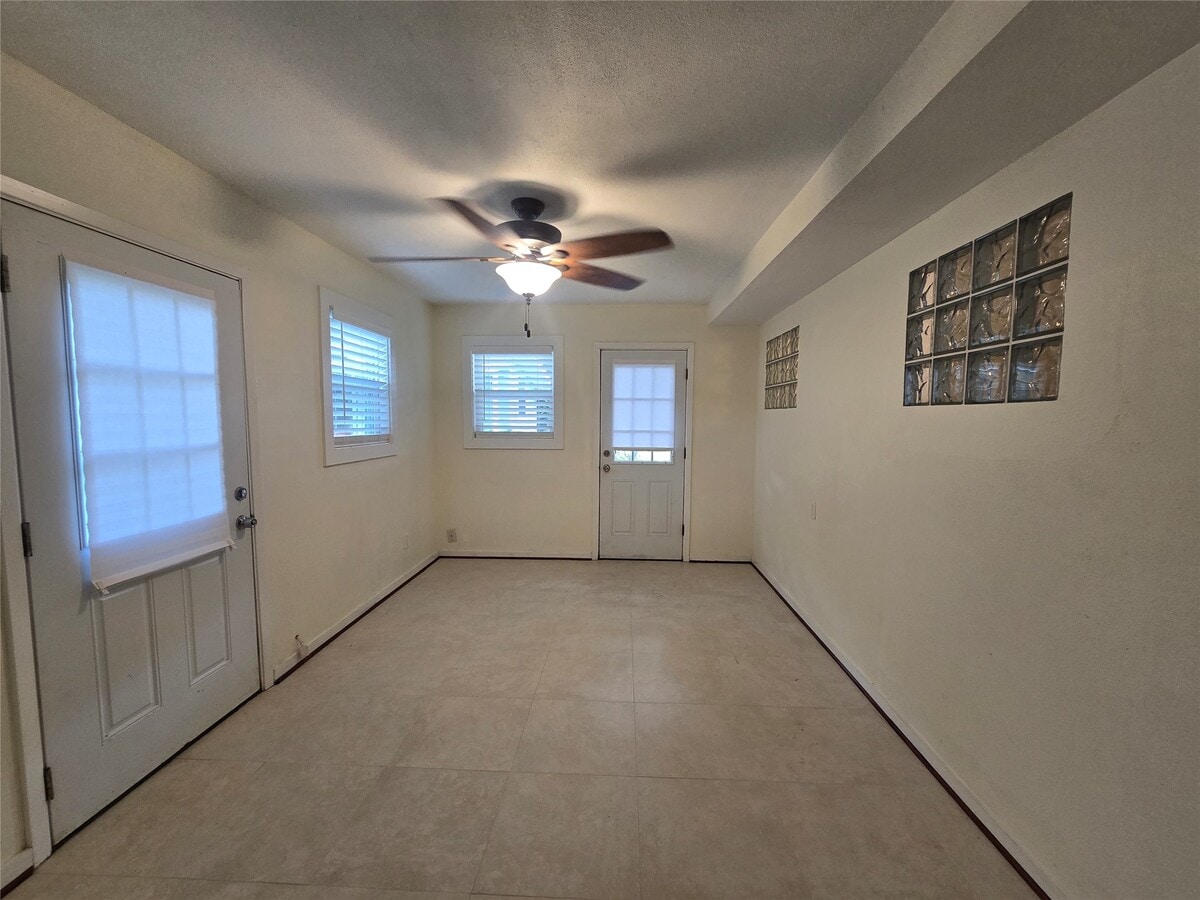 Photo - 308 Mackeral St