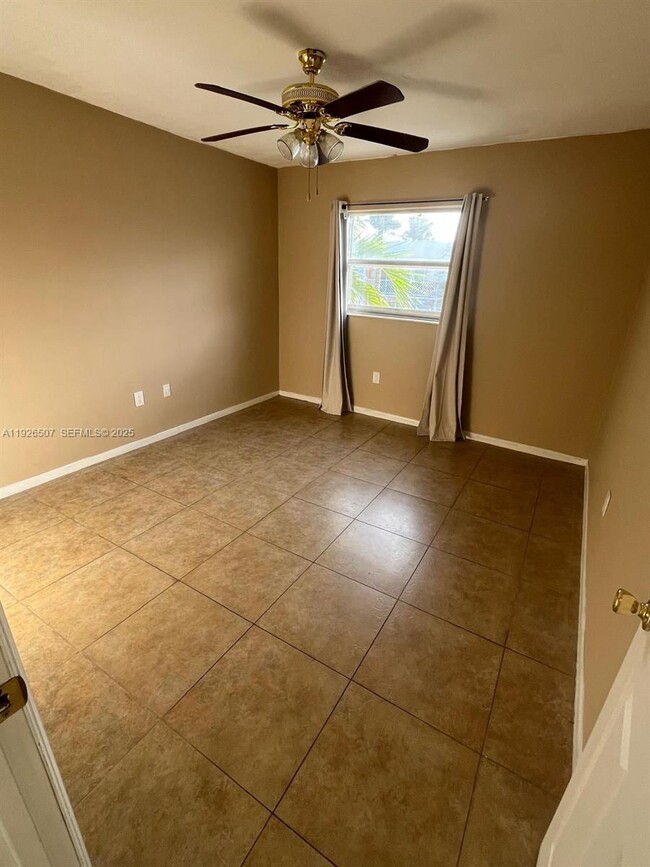 Photo - 4301 NW S Tamiami Canal Dr Unidad 305