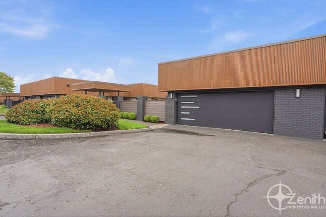 Building Photo - 6903 SE Riverside Dr Unit 3
