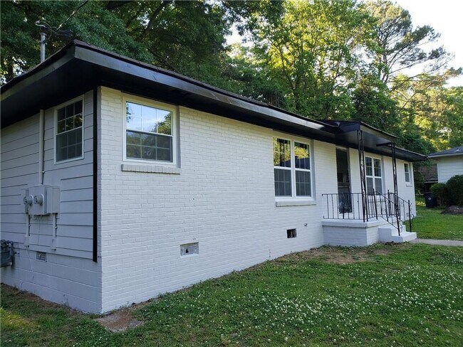 Photo - 2975 Jones St