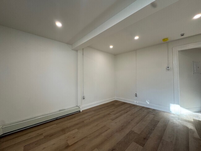 Building Photo - Freshly Renovated Bachelor Apartment Unit 19