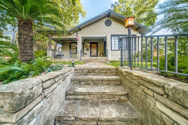 Photo - BEAUTIFUL HOME IN BLUEBONNET HILLS, ALAMO HEIGHTS
