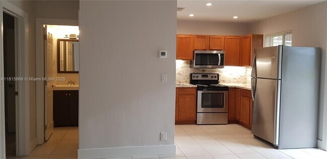 Building Photo - 818 SW 4th St Unit 3 Rental