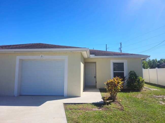 Building Photo - 3 Bedroom 2 Bath 1 Car Garage Duplex In a ...