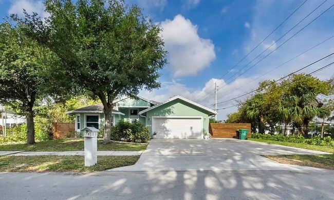 Building Photo - 4521 SW 25th Ave Rental