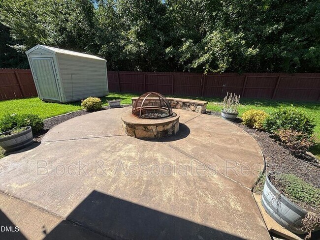 438 Roanoke Dr