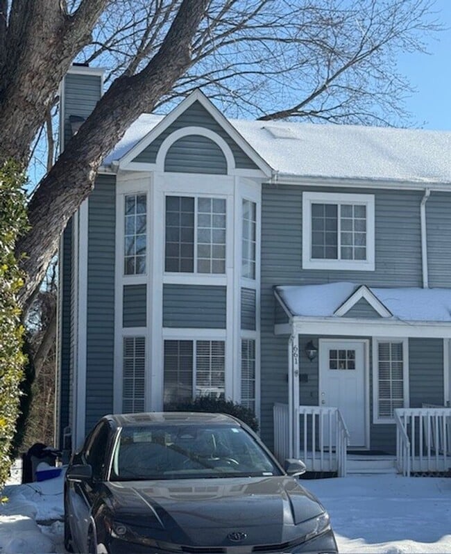 Building Photo - Large End Unit Townhome near Downtown Annapolis and Navy Stadium!