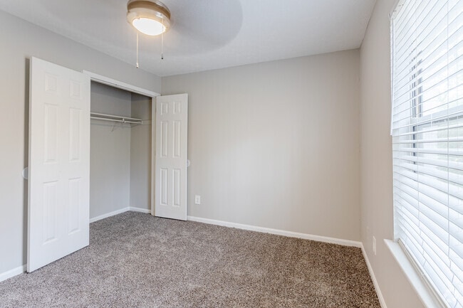 2BR, 2BA - 1,000 SF - Bedroom