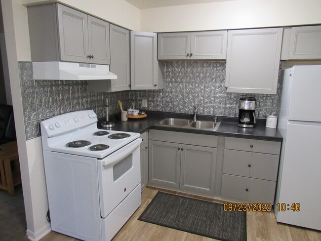 Building Photo - 3500 Oak Tree Dr Unit #4