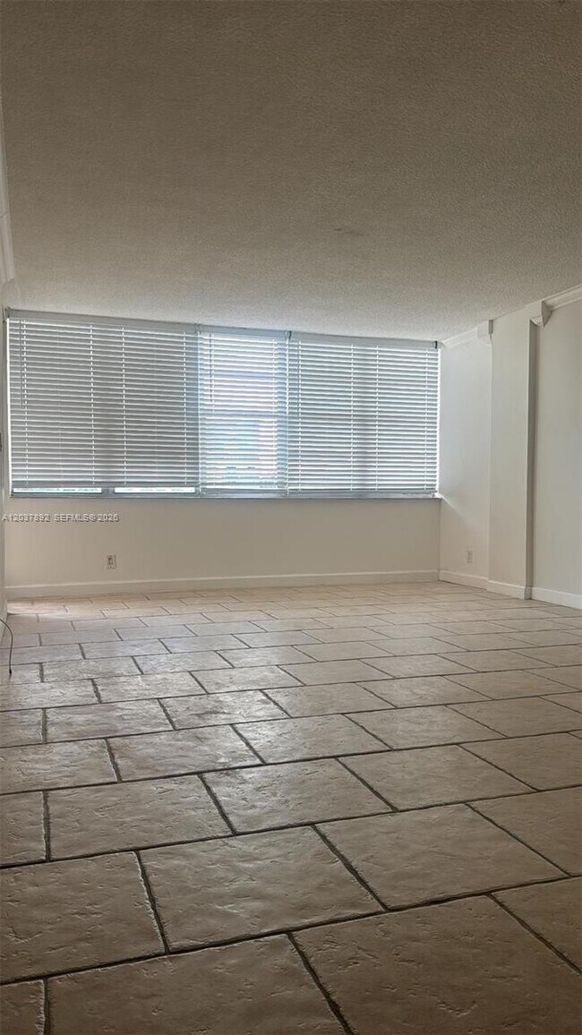 Photo - 2025 NE 164th St Unidad 307