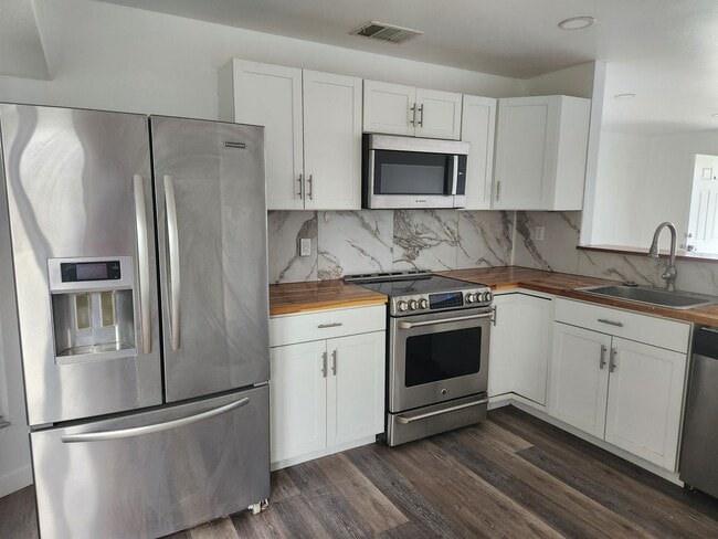 Cozy 2BR 2BA house in Buckingham Area Move in Special 50% off First Month