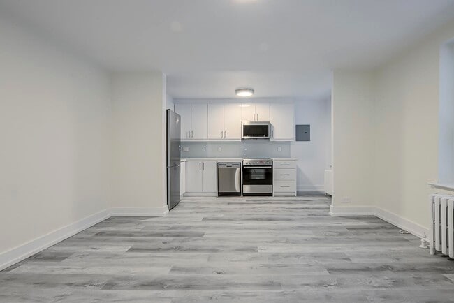 Photo - 196 Eglinton Ave E