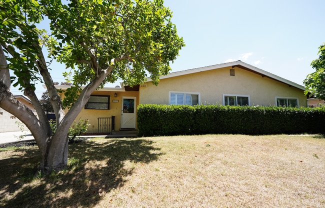 Building Photo - 220 Lilac Ct Unit 1