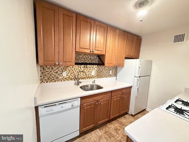 Photo - 4390 Lorcom Ln Unit 404