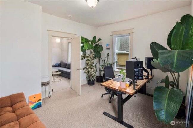 Habitaciones muy espaciosas con espacio de almacenamiento adicional. - 2026 Lombard Ave Unidad #2