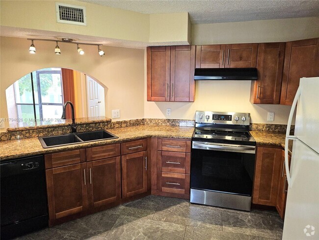 Building Photo - 820 N Franklin Ave Unit 820F Rental