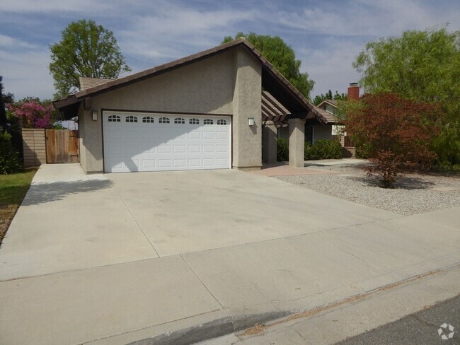 Building Photo - Stunning 3-Bedroom Pool Home with Huge Vie...