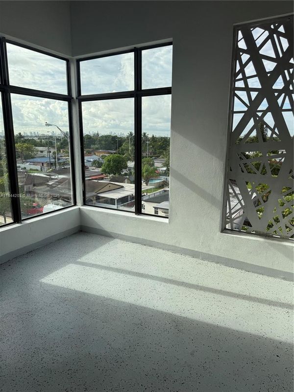 Photo - 859 E 24th St