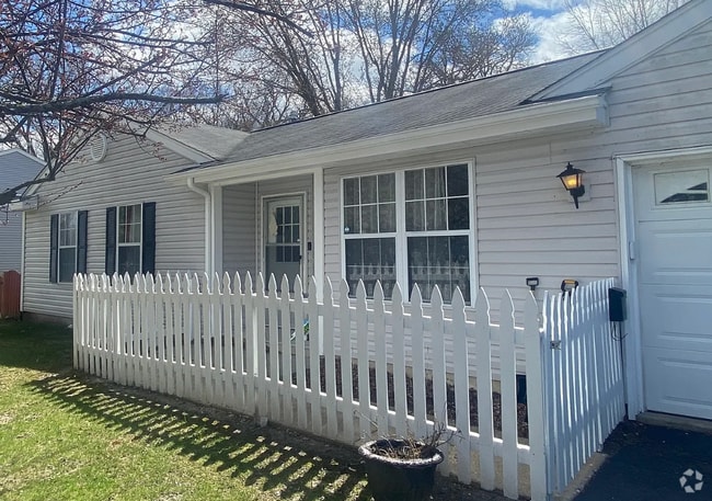 Building Photo - 821 Dartmouth Dr Rental