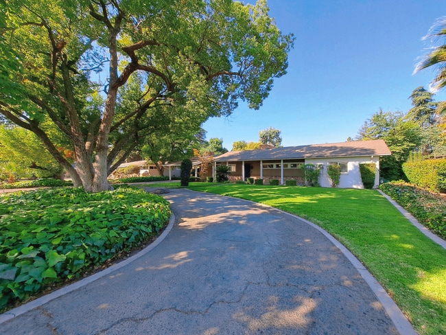 Building Photo - Beautiful Single Level Home on a Half Acre...