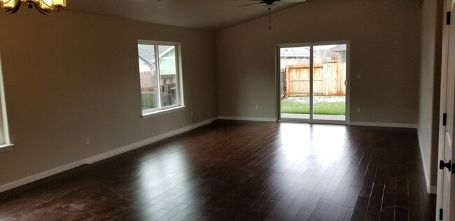 Photo - Redwood Area, Cul-de-sac Home close to Medical and Shopping
