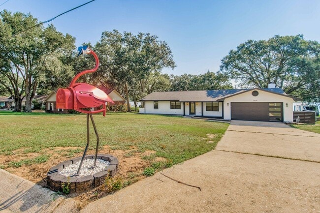 Building Photo - Beautifully updated lakefront home!