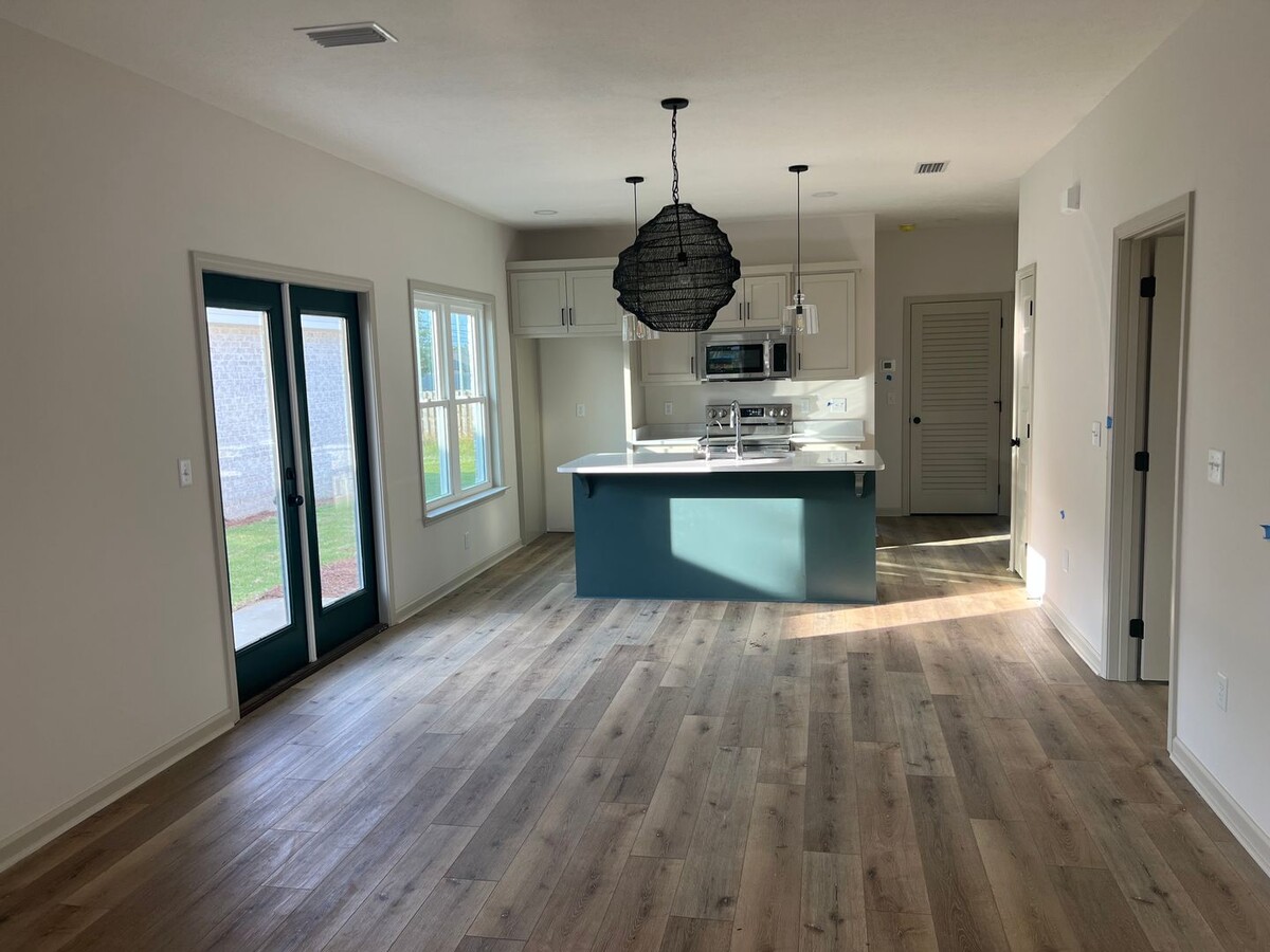 NEWLY CONSTRUCTED - Single-Family House fo... - NEWLY CONSTRUCTED - Single-Family House fo...
