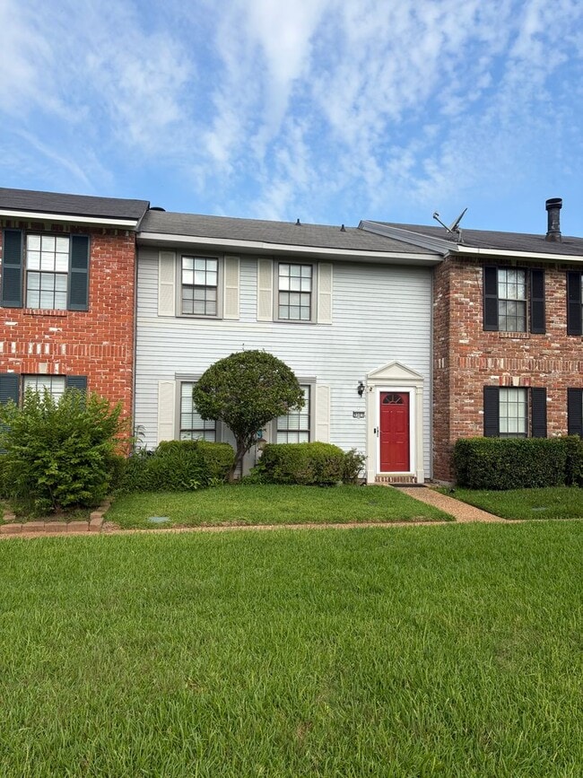 Building Photo - Beautiful 3 Bedroom Townhome