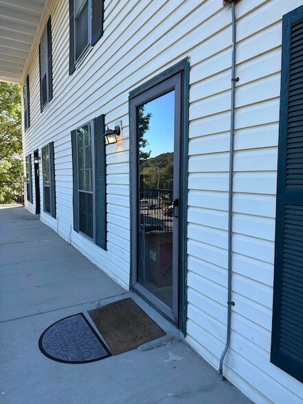 Building Photo - 900 Mountain Creek Rd