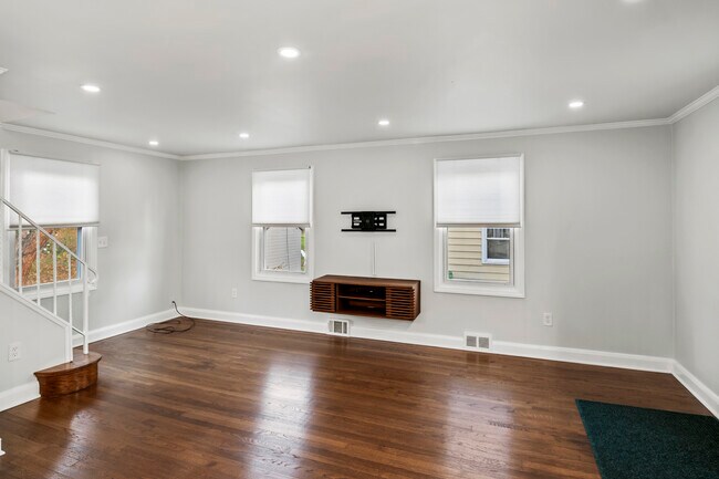 Photo - 5911 Brackenridge Ave