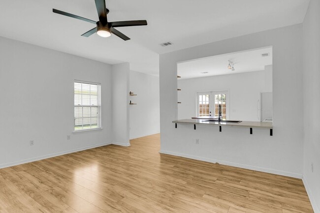 Photo - In the Heart of Richmond Hill - Mainstreet