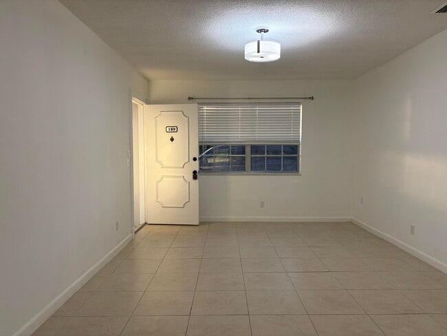 Photo - 298 SW 6TH St Unidad 1090