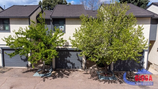 Building Photo - Cute townhome with 2 bedrooms - 1 1/2 bath...
