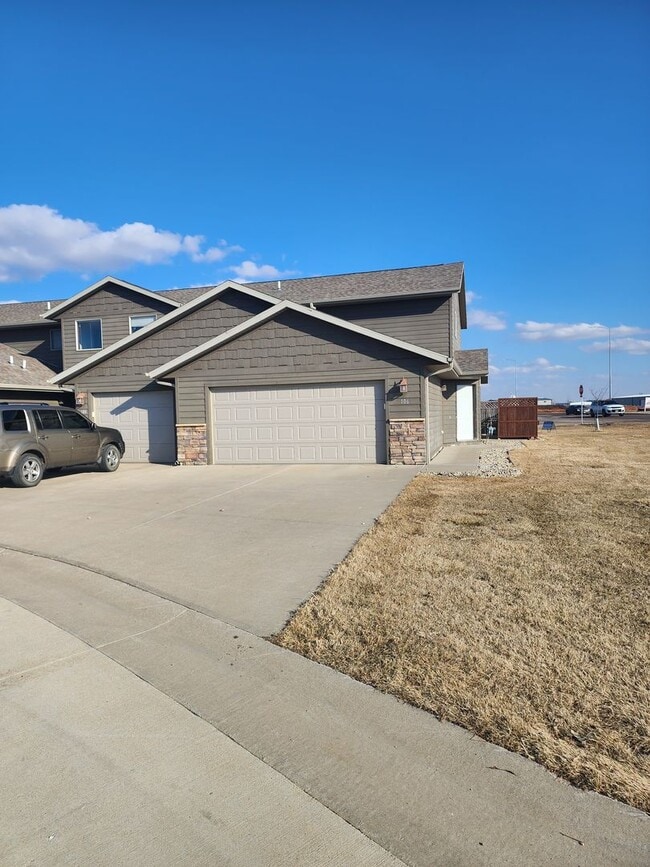 Building Photo - Two bedroom Town Home with attached double garage