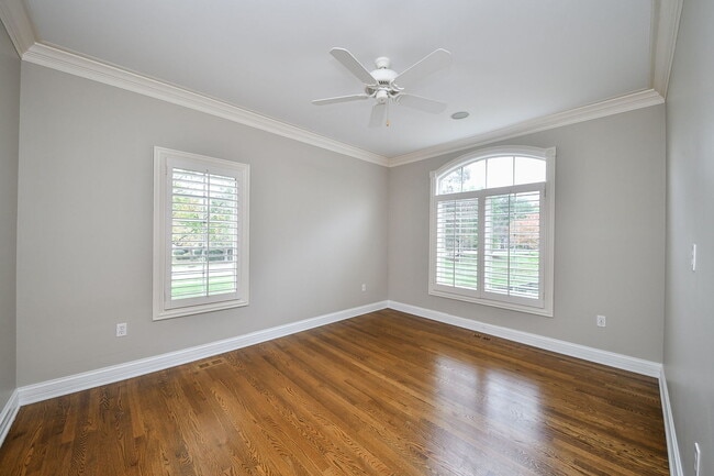 Photo - 325 Delnor Glen Dr