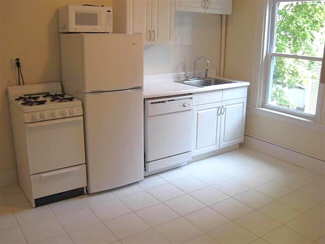 Building Photo - 37 Chester St Unit 2