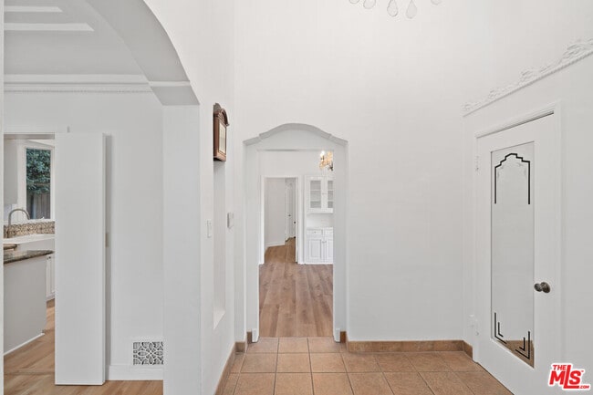 Photo - 357 S La Peer Dr