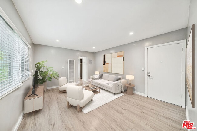 Photo - 252 S New Hampshire Ave Unidad 4