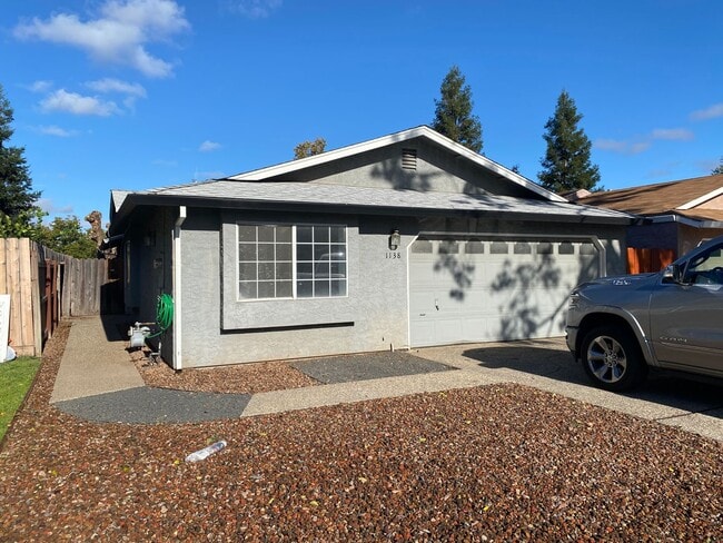 Building Photo - Recently-remodeled 3 bed 2 bath