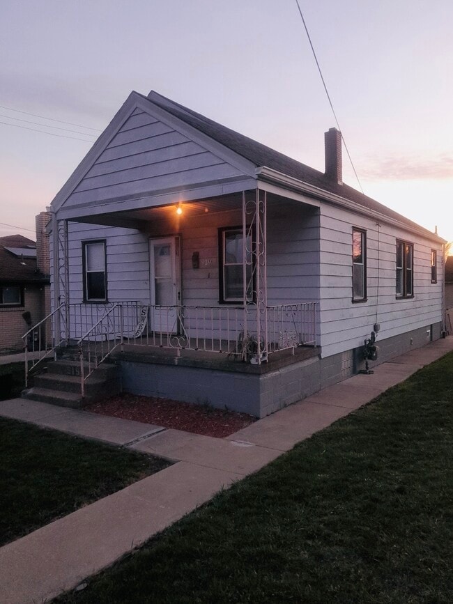 Photo - 919 School St