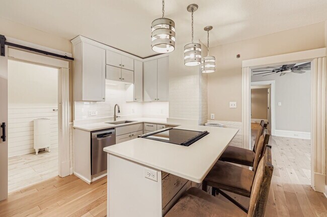 Photo - "Charming 2-Bed Duplex Retreat in NE Minneapolis - 1084 Sq Ft of Cozy Comfort!"