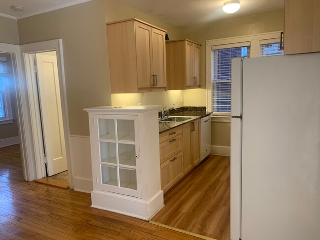 Hermosa cocina con encimeras de granito. - 602 W 3rd St Unidad 1