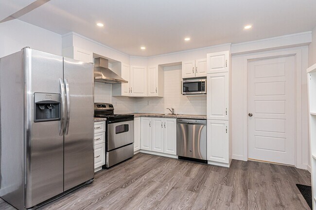 Building Photo - 6548 Av. Azilda