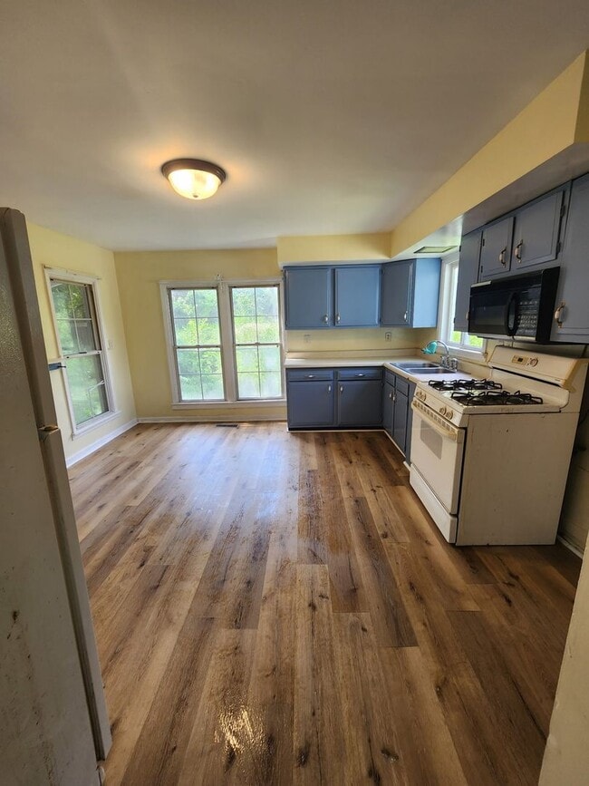 Photo - Charming Farm Cottage in Chatham, IL!